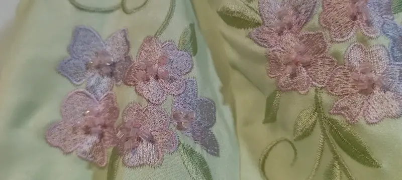 Vestido de fiesta verde claro con bordado floral - 4