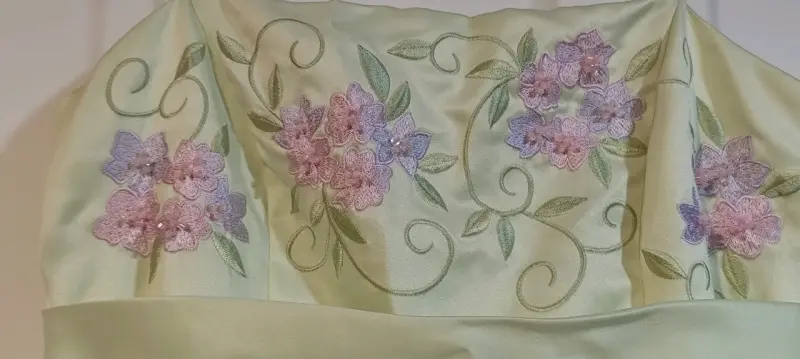 Vestido de fiesta verde claro con bordado floral - 5