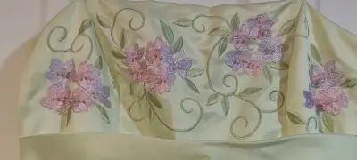Vestido de fiesta verde claro con bordado floral - miniatura 5