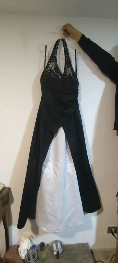 Vestido de fiesta negro con bordado floral - miniatura 2