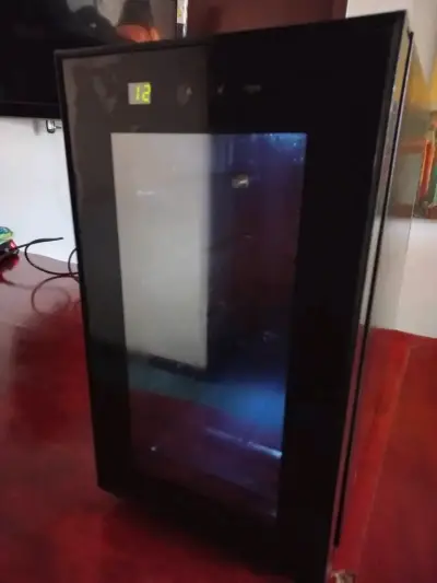 Refrigerador de Vinos Negro con Puerta de Vidrio - miniatura 1