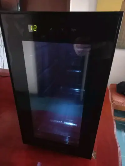 Refrigerador de Vinos Negro con Puerta de Vidrio - miniatura 2