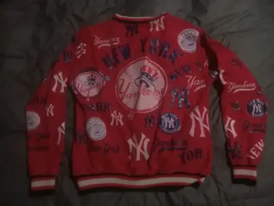 Chaqueta New York Yankees roja con logos - miniatura 2