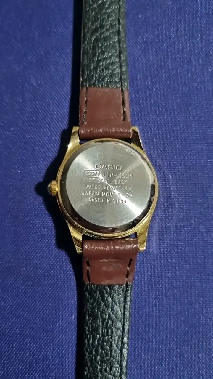 Reloj Casio con correa de cuero marrón - 3