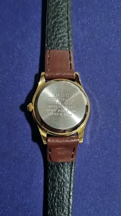 Reloj Casio con correa de cuero marrón - miniatura 3