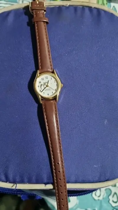 Reloj Casio con correa de cuero marrón - miniatura 4