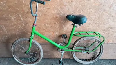Bicicleta infantil verde con portaequipaje - miniatura 1