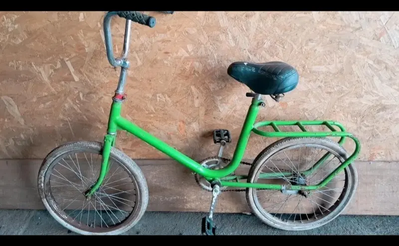 Bicicleta infantil verde con portaequipaje - 2
