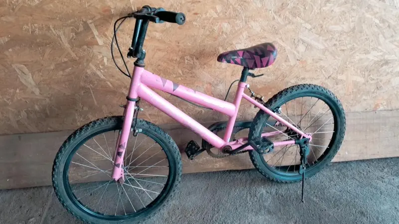 Bicicleta infantil rosa con diseño resistente - 1