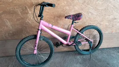 Bicicleta infantil rosa con diseño resistente - miniatura 1