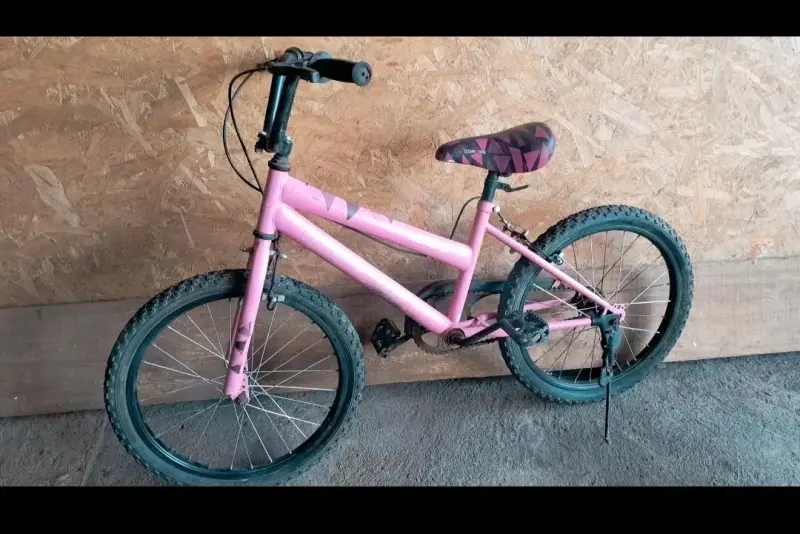Bicicleta infantil rosa con diseño resistente - 2
