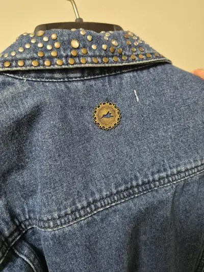 Chaqueta de mezclilla con tachas para mujer - miniatura 1