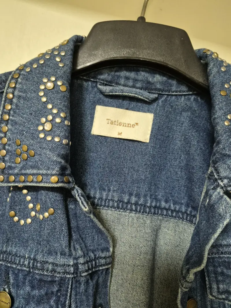 Chaqueta de mezclilla con tachas para mujer - 2