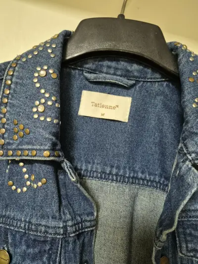 Chaqueta de mezclilla con tachas para mujer - miniatura 2