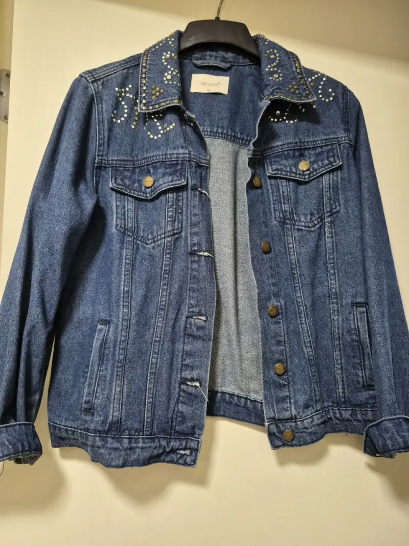 Chaqueta de mezclilla con tachas para mujer - 3