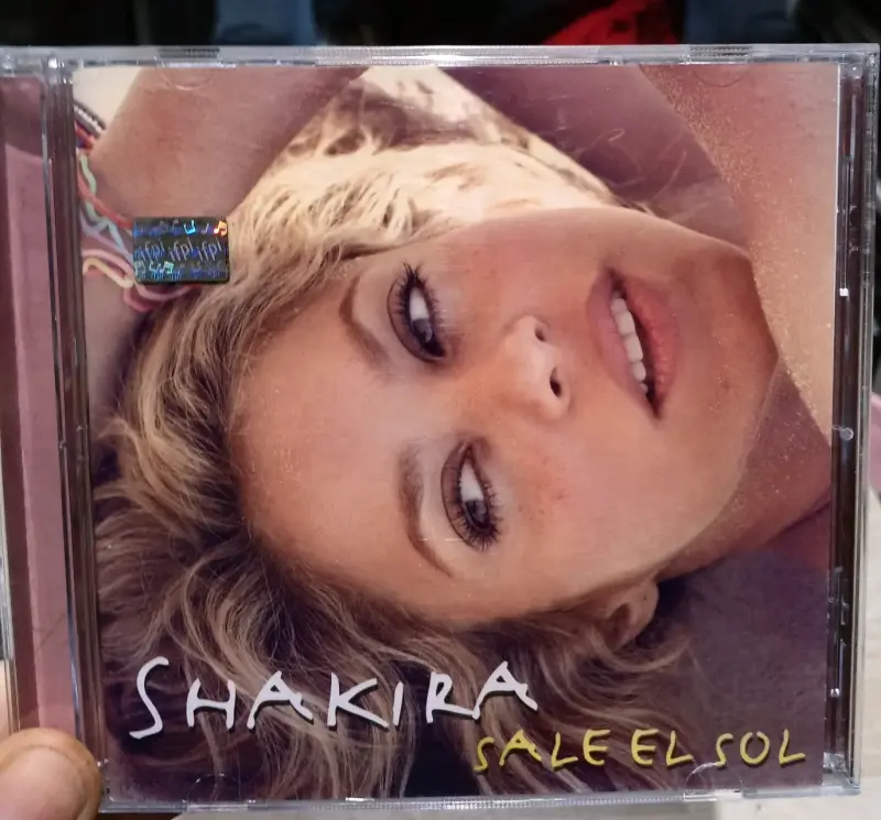 CD Shakira Sale El Sol en buen estado - 1