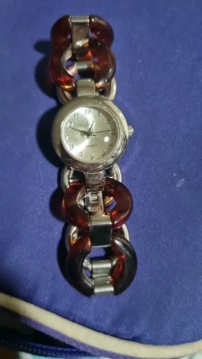 Reloj de pulsera con correa de eslabones marrones - miniatura 1