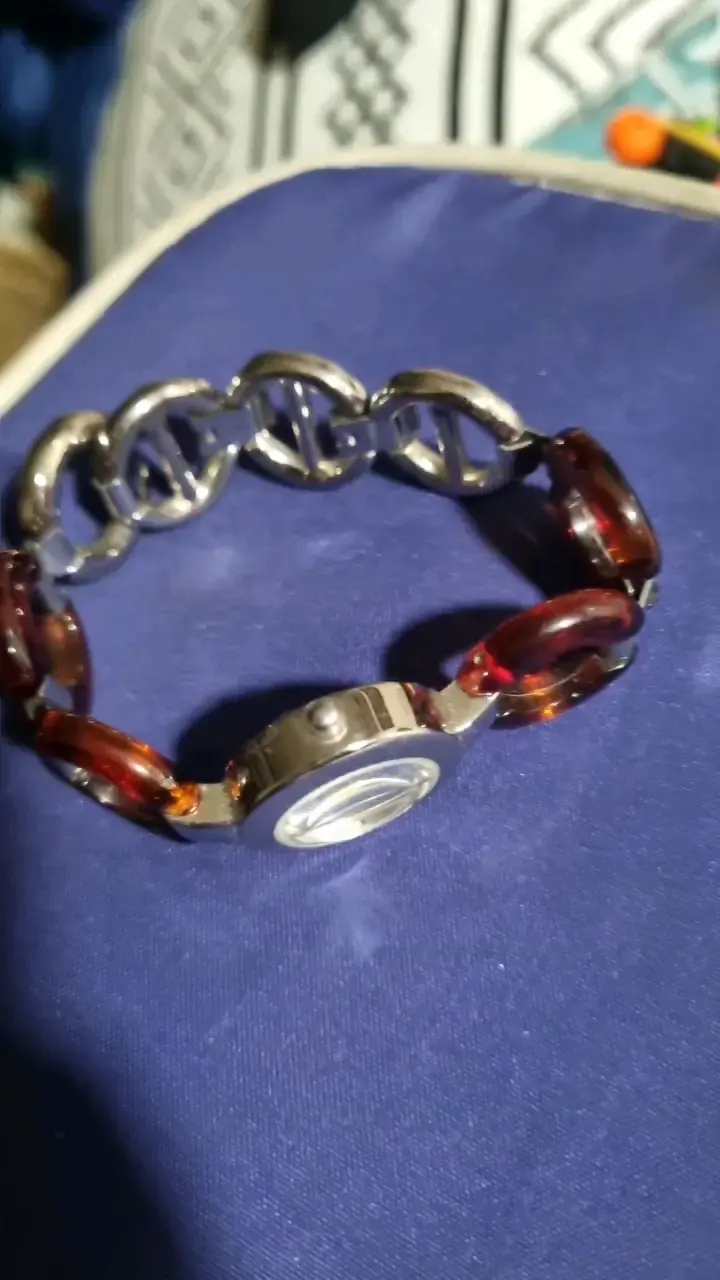 Reloj de pulsera con correa de eslabones marrones - 2