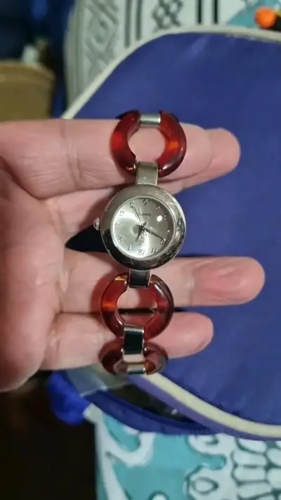 Reloj de pulsera con correa de eslabones marrones - miniatura 3