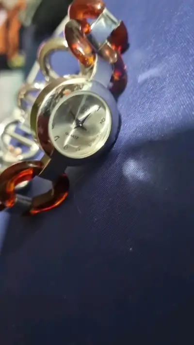 Reloj de pulsera con correa de eslabones marrones - miniatura 6