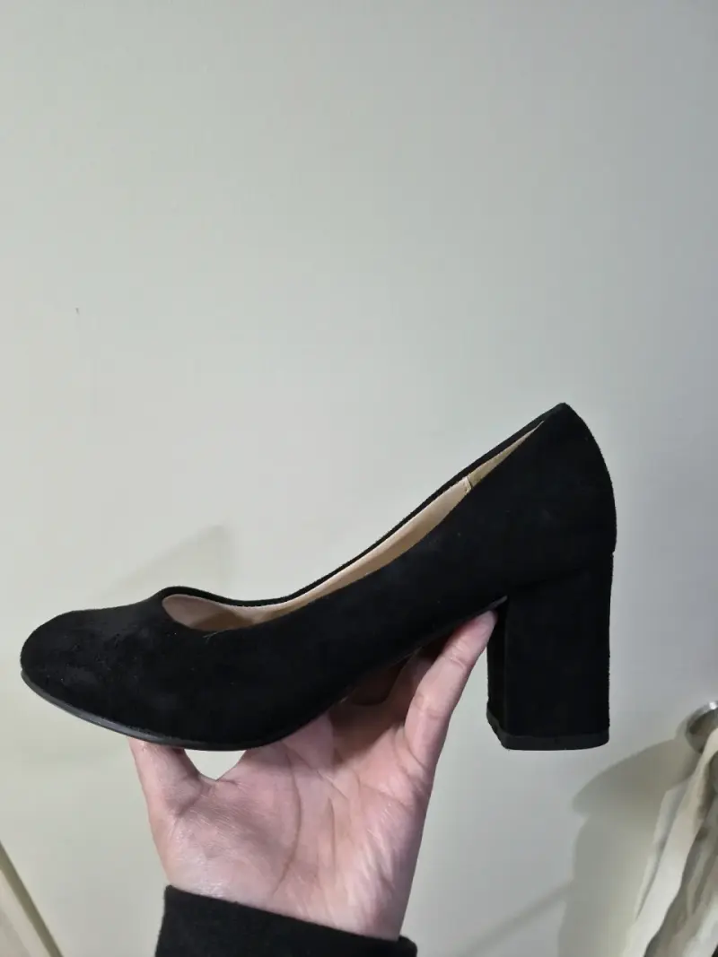 Zapatos de tacón negro elegantes para mujer
