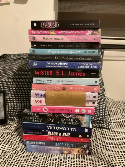 Libros variados de romance y fantasía - miniatura 1