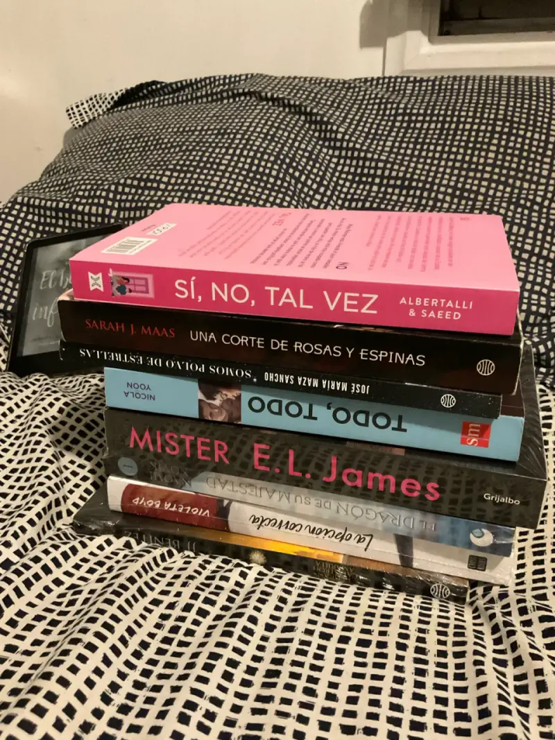 Libros variados de romance y fantasía - 2