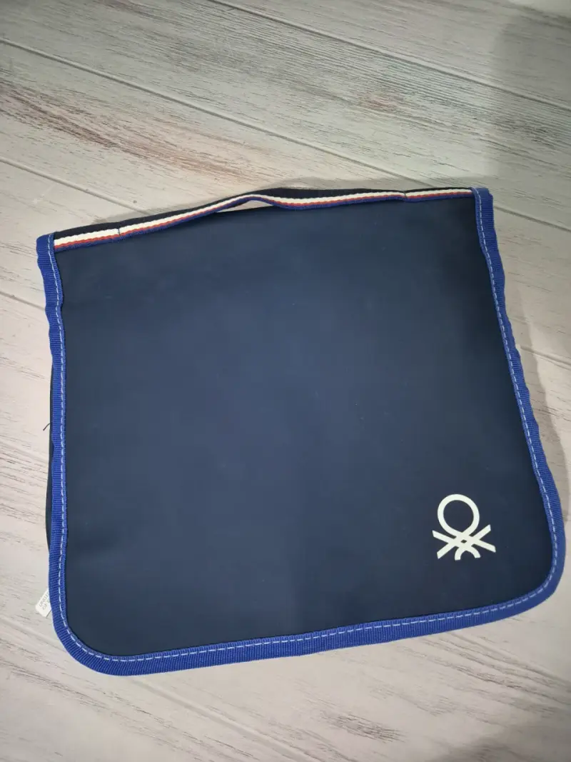 Neceser de viaje azul BENETTON