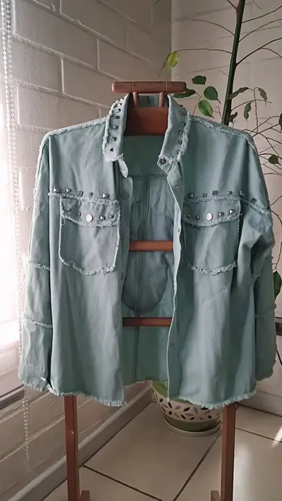 Chaqueta de mezclilla con tachas y diseño bordado - miniatura 1