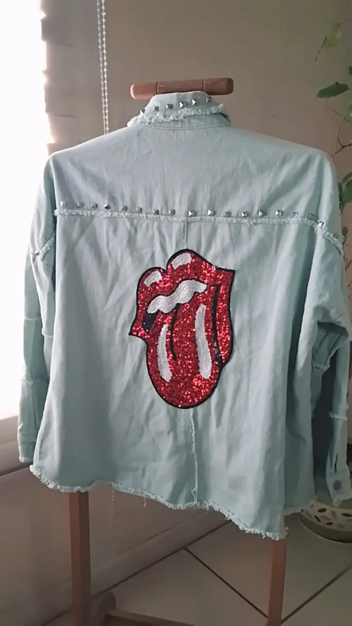 Chaqueta de mezclilla con tachas y diseño bordado - 2