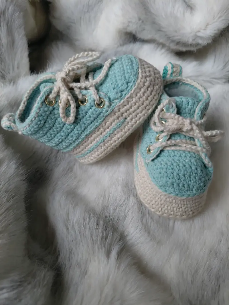 Zapatitos tejidos para bebé en colores variados