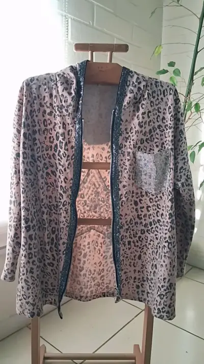 Chaqueta de mujer con estampado animal print y detalles brillantes - miniatura 1
