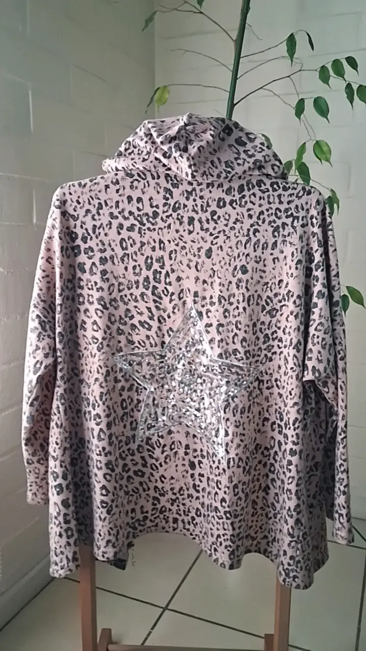 Chaqueta de mujer con estampado animal print y detalles brillantes - 2