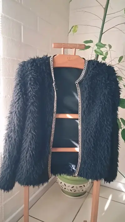 Chaqueta de peluche negra con detalles de cadena - miniatura 1