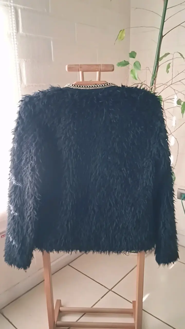 Chaqueta de peluche negra con detalles de cadena - 2