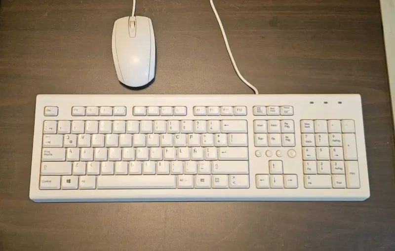 Computador All-in-One HP con teclado y mouse - 2