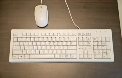 Computador All-in-One HP con teclado y mouse - miniatura 2