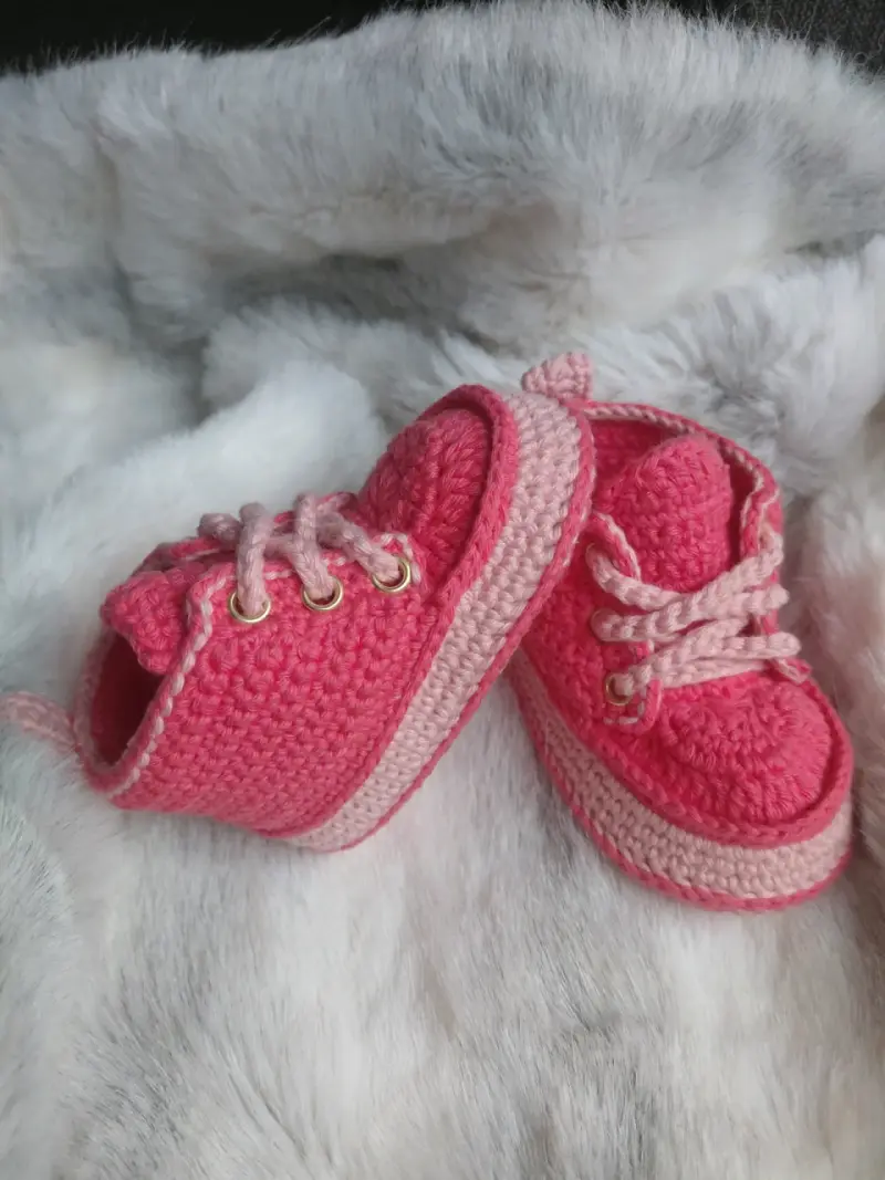 Zapatitos tejidos para bebé en rosa y lila - 1
