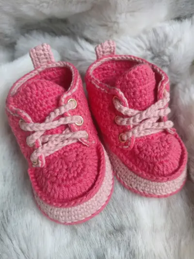 Zapatitos tejidos para bebé en rosa y lila - miniatura 2