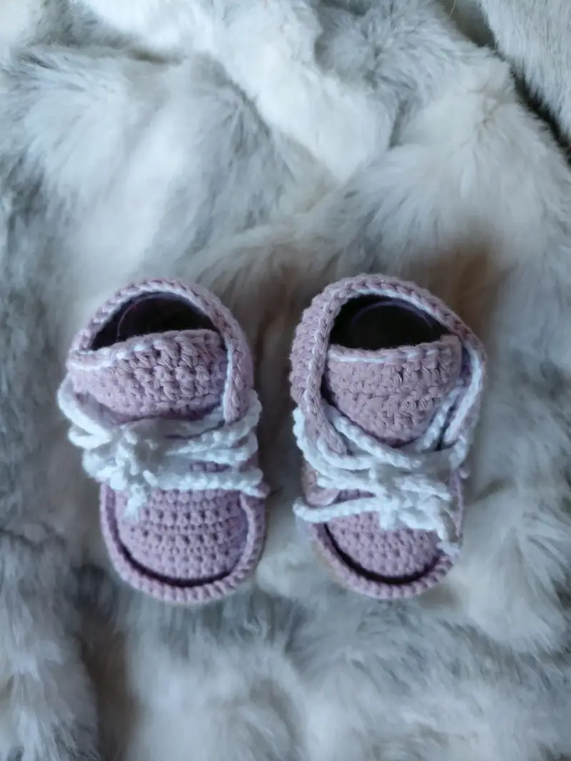 Zapatitos tejidos para bebé en rosa y lila - 3