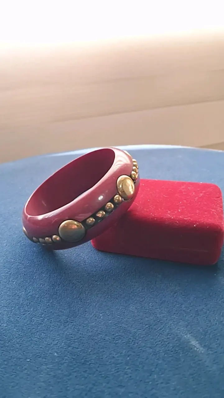 Brazalete ancho rojo con detalles dorados