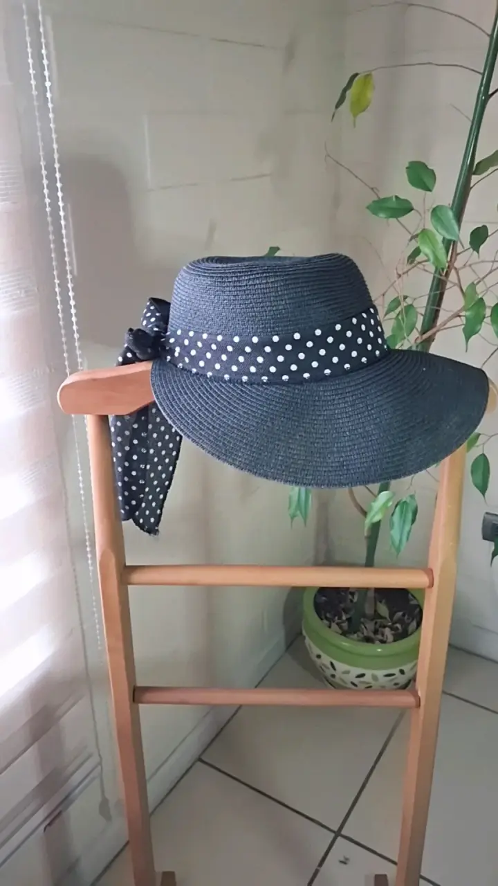 Sombrero de ala ancha negro con cinta de lunares