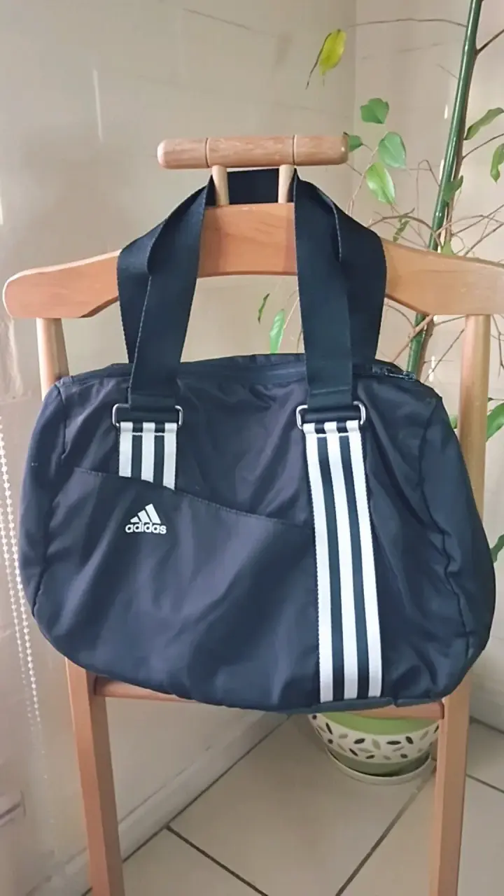Bolso deportivo negro Adidas con tiras blancas