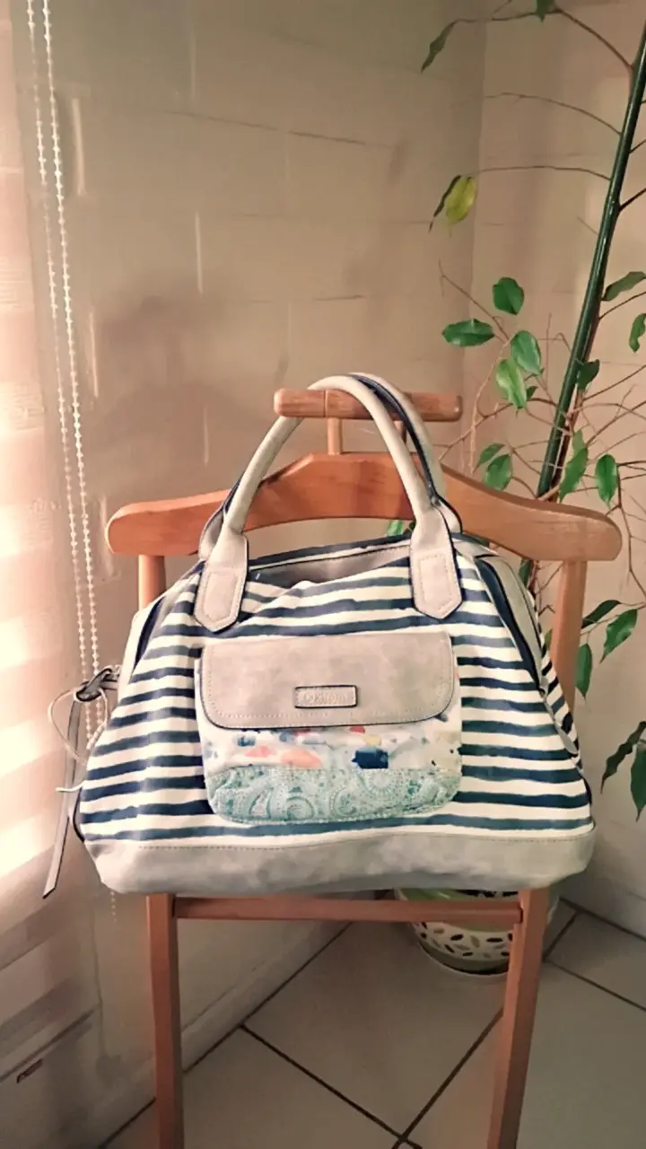 Bolso de mano rayado con diseño floral