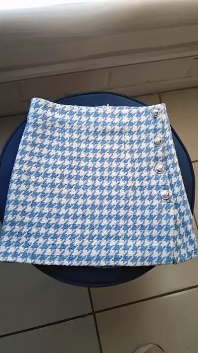 Falda corta de tweed azul y blanco con botones - miniatura 1