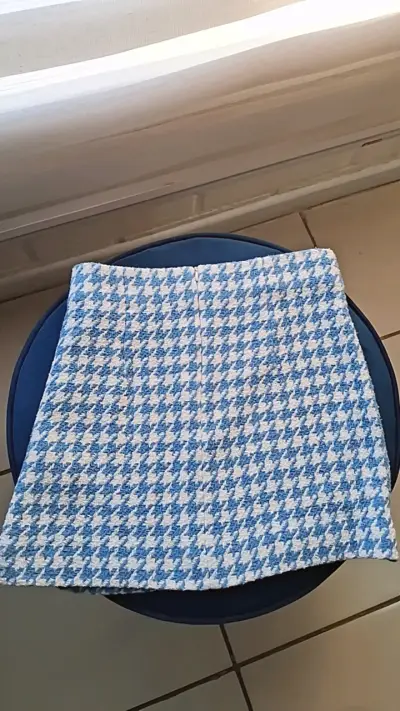 Falda corta de tweed azul y blanco con botones - miniatura 2