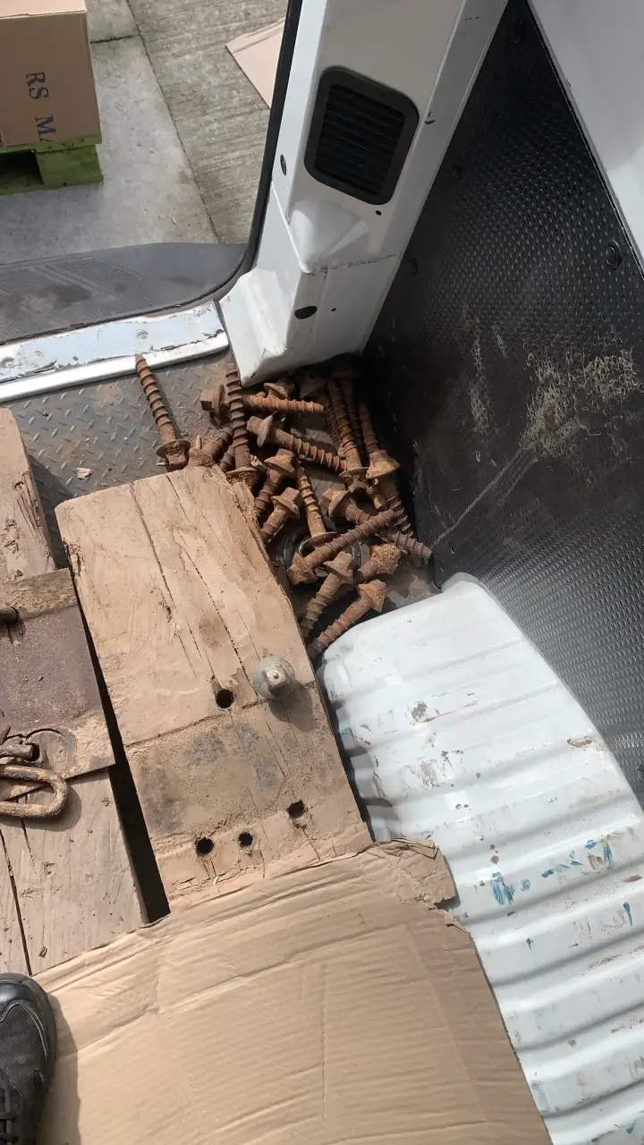 Lote de durmientes y tirafondos ferroviarios usados - 3
