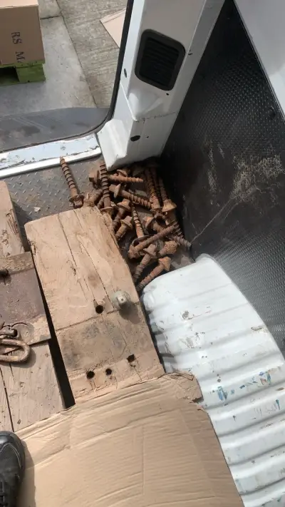 Lote de durmientes y tirafondos ferroviarios usados - miniatura 3
