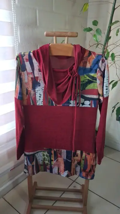 Polerón de mujer con diseño colorido y cuello alto - miniatura 1