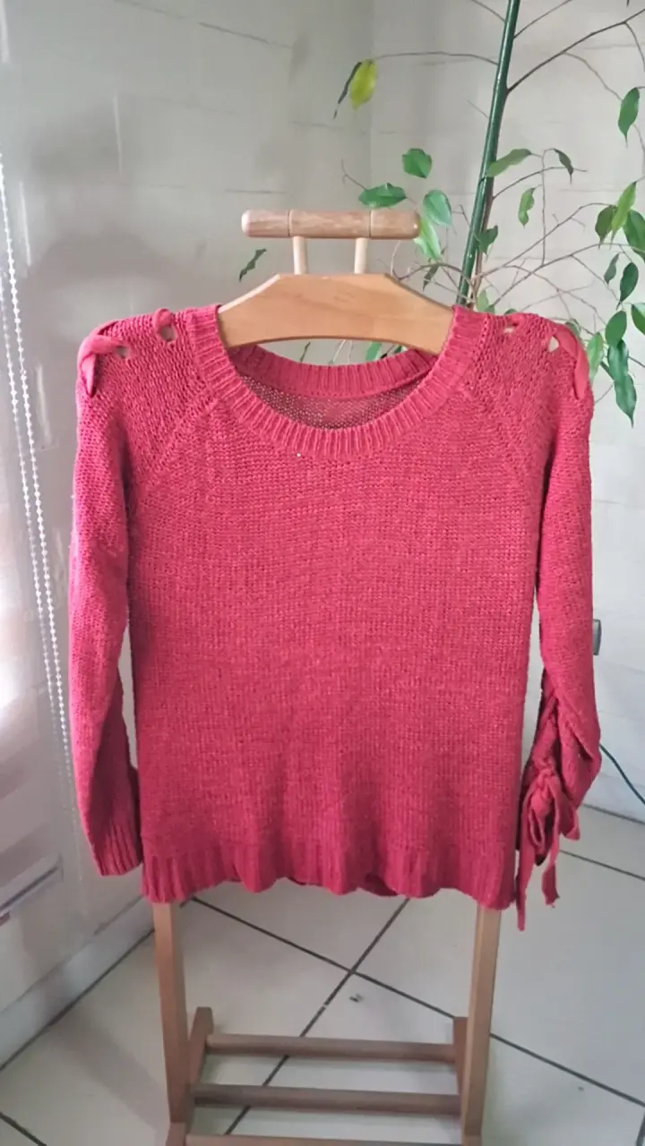 Suéter tejido rojo con detalles en hombros - 1